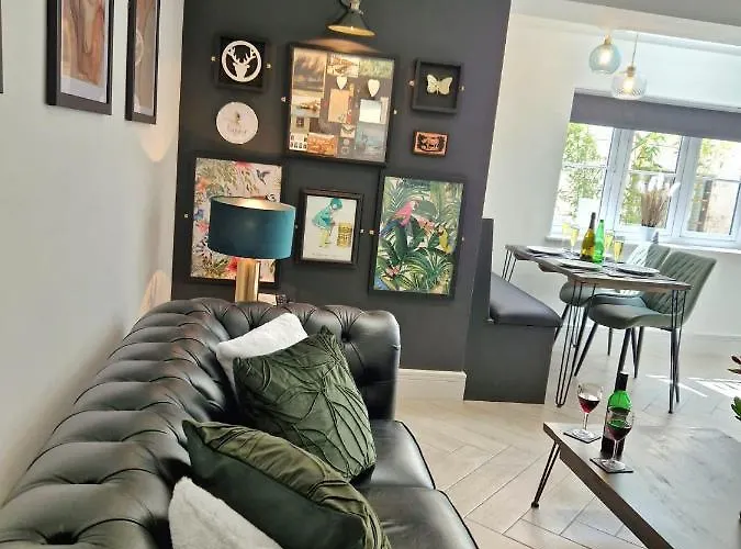 Wesley Chapel- Cyanacottages ウィットビー